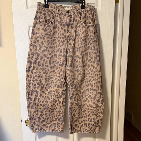 NWOT WE THE FREE Free People Good Luck Mid Ruse Barrel Jeans leopard animal 31 - Picture 4 of 10